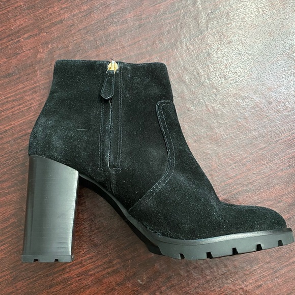 Tory Burch Black Suede Sofia Lug Sole Logo Charm Ankle Boots - Size 9 - Picture 5 of 6